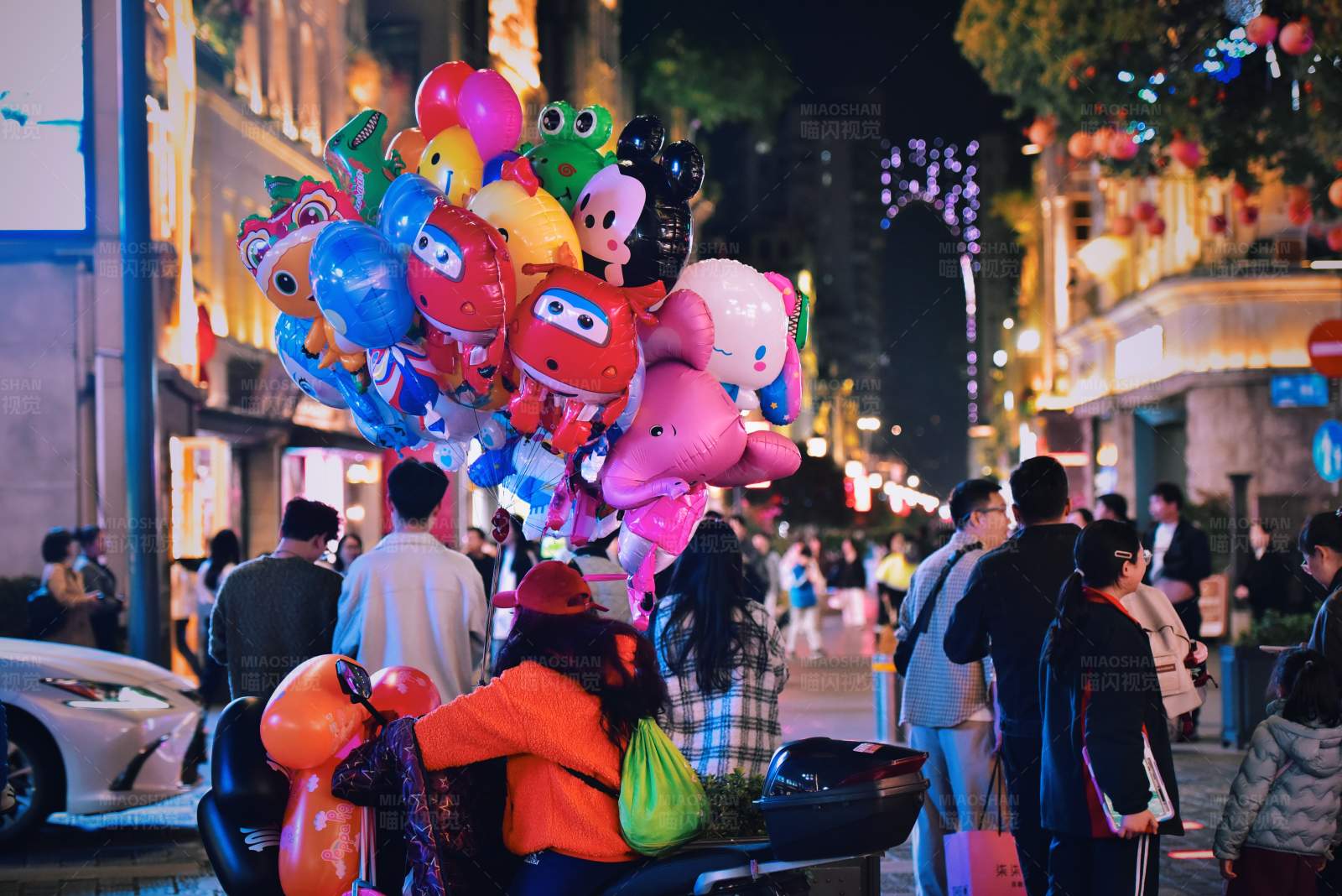 夜晚街头的气球小贩图片