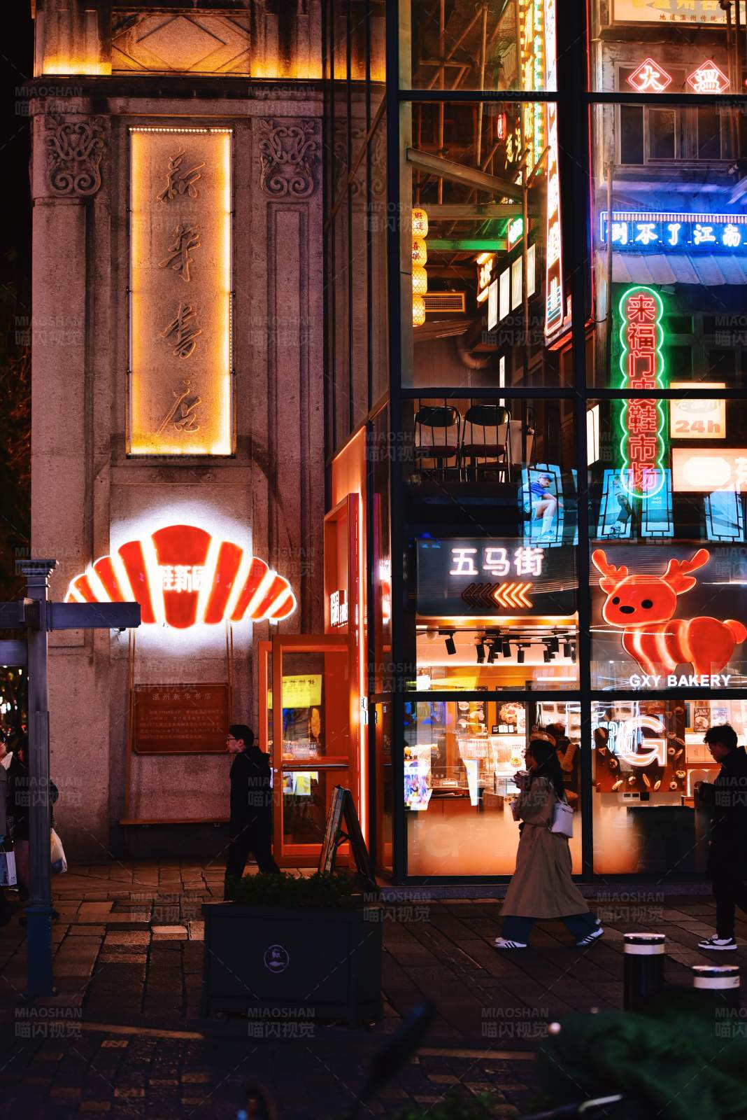 夜幕下的繁华街道图片