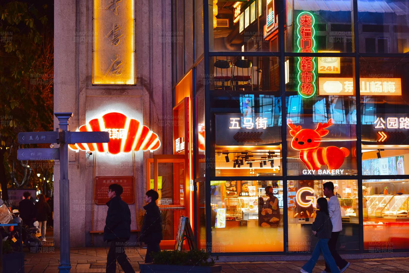 夜晚的面包店图片