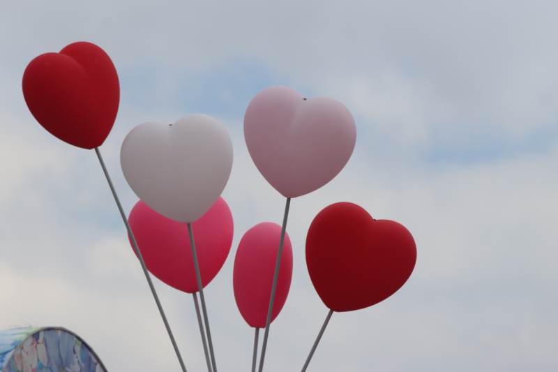 心形气球在天空图片