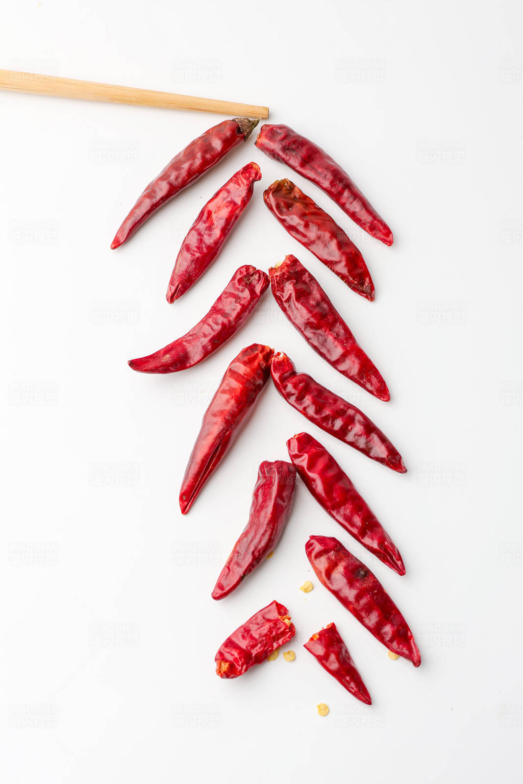 干辣椒与筷子图片