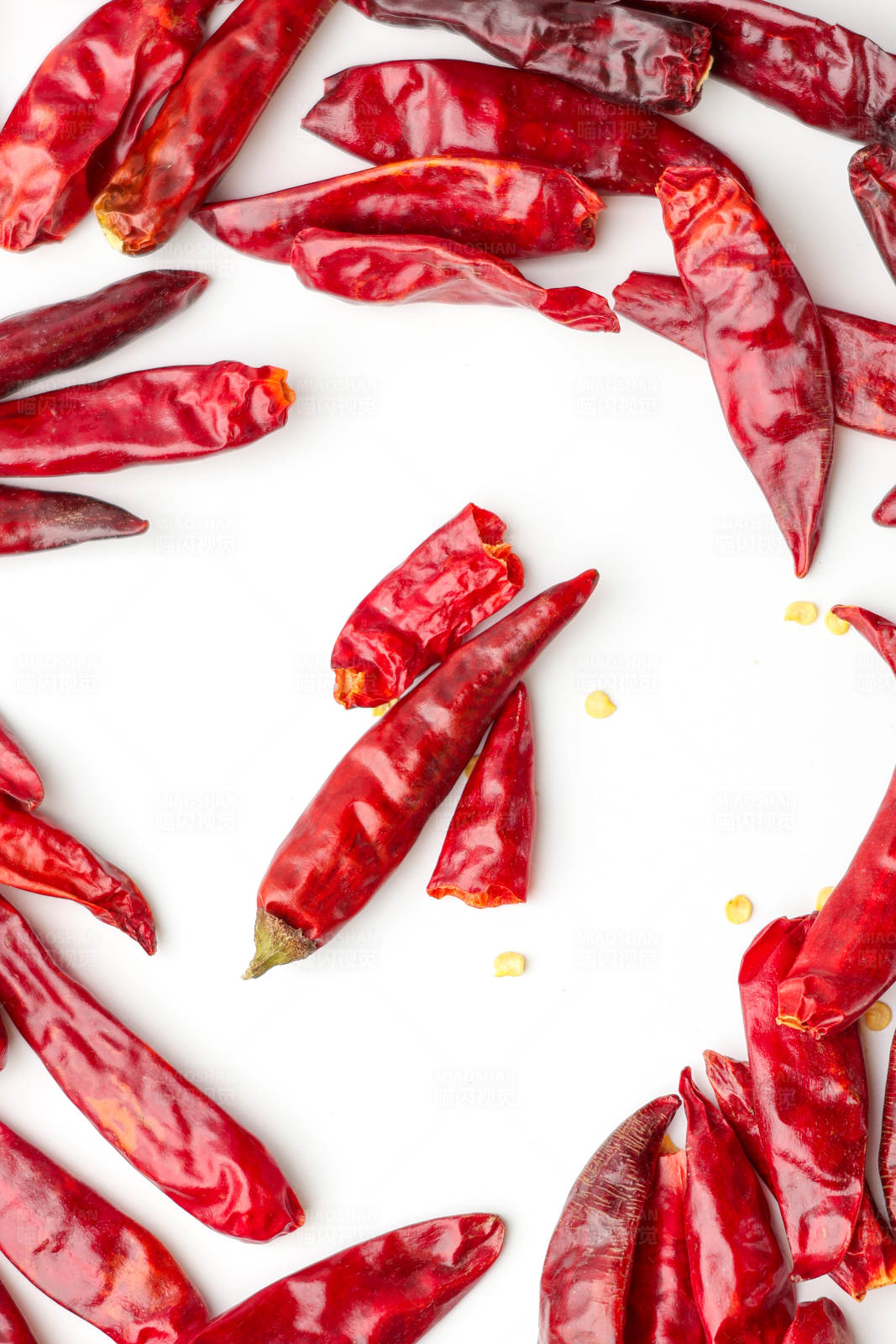 干红辣椒散落背景图片