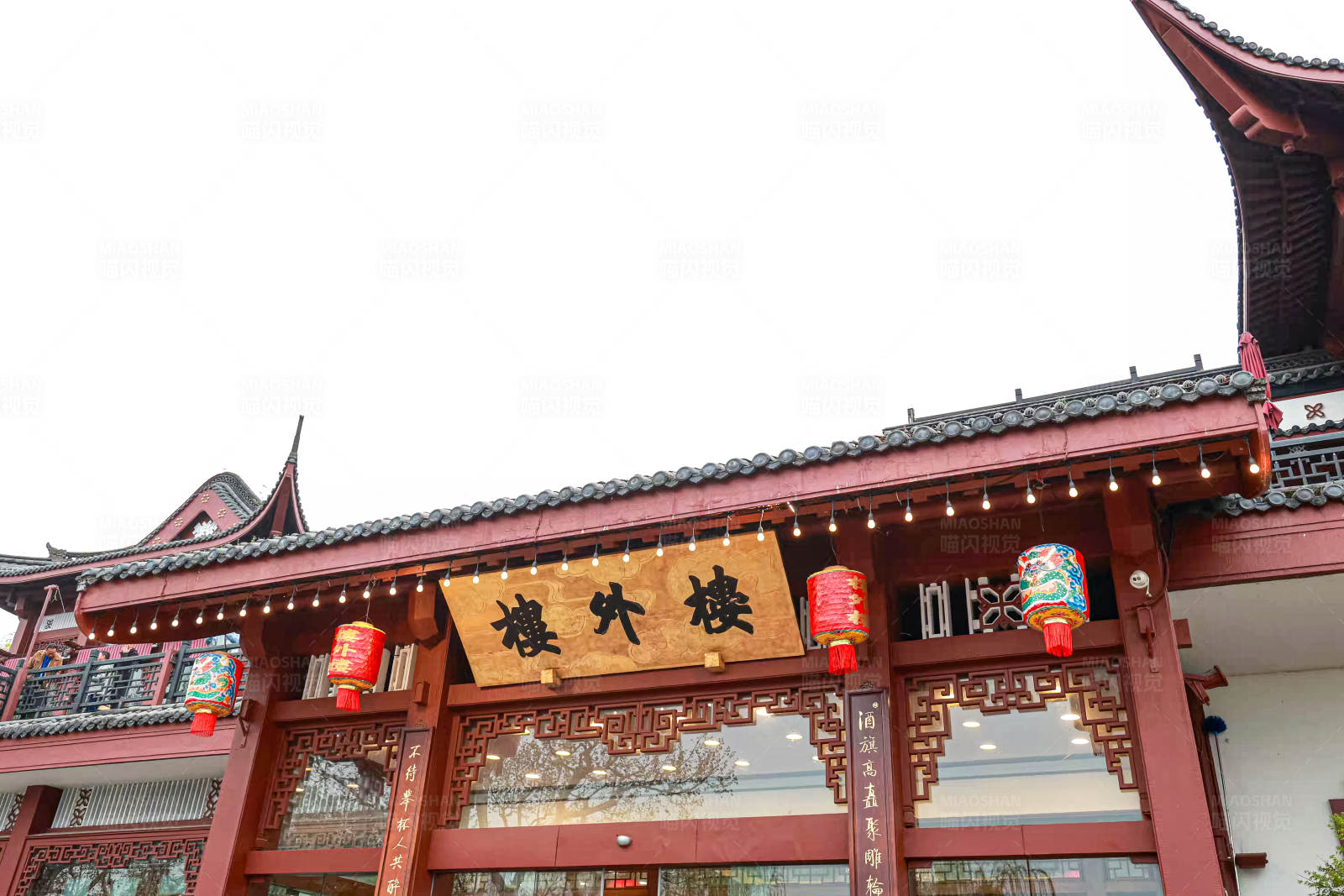 古建筑上的灯笼装饰图片