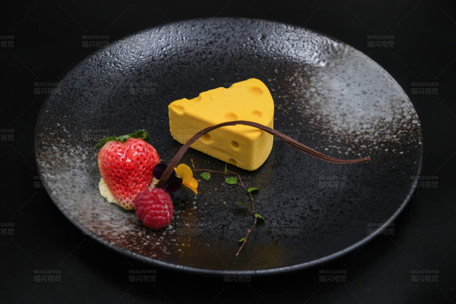 精致甜点与莓果图片