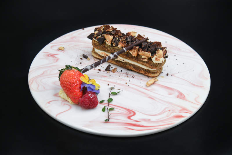 巧克力蛋糕与草莓甜点图片