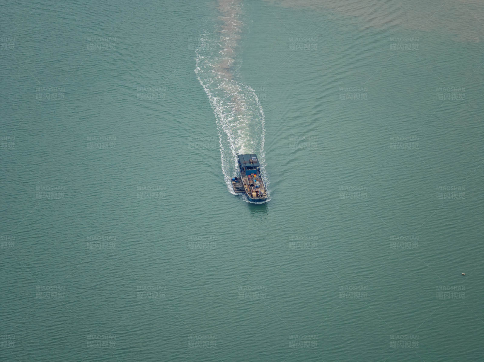 孤舟碧水行图片