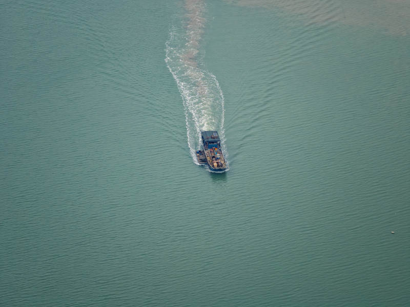 孤舟碧水行图片