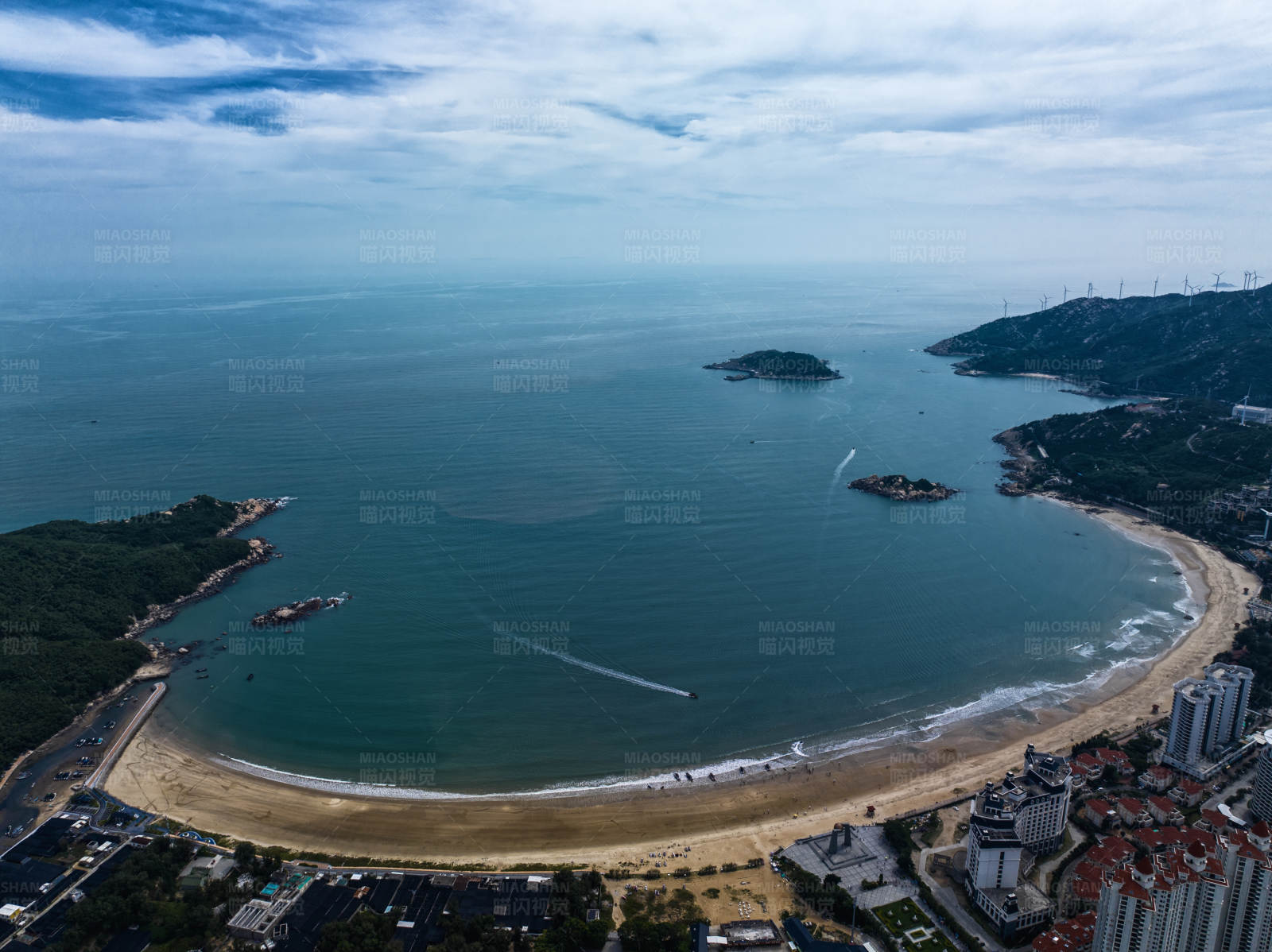 海湾沙滩与城市景观图片