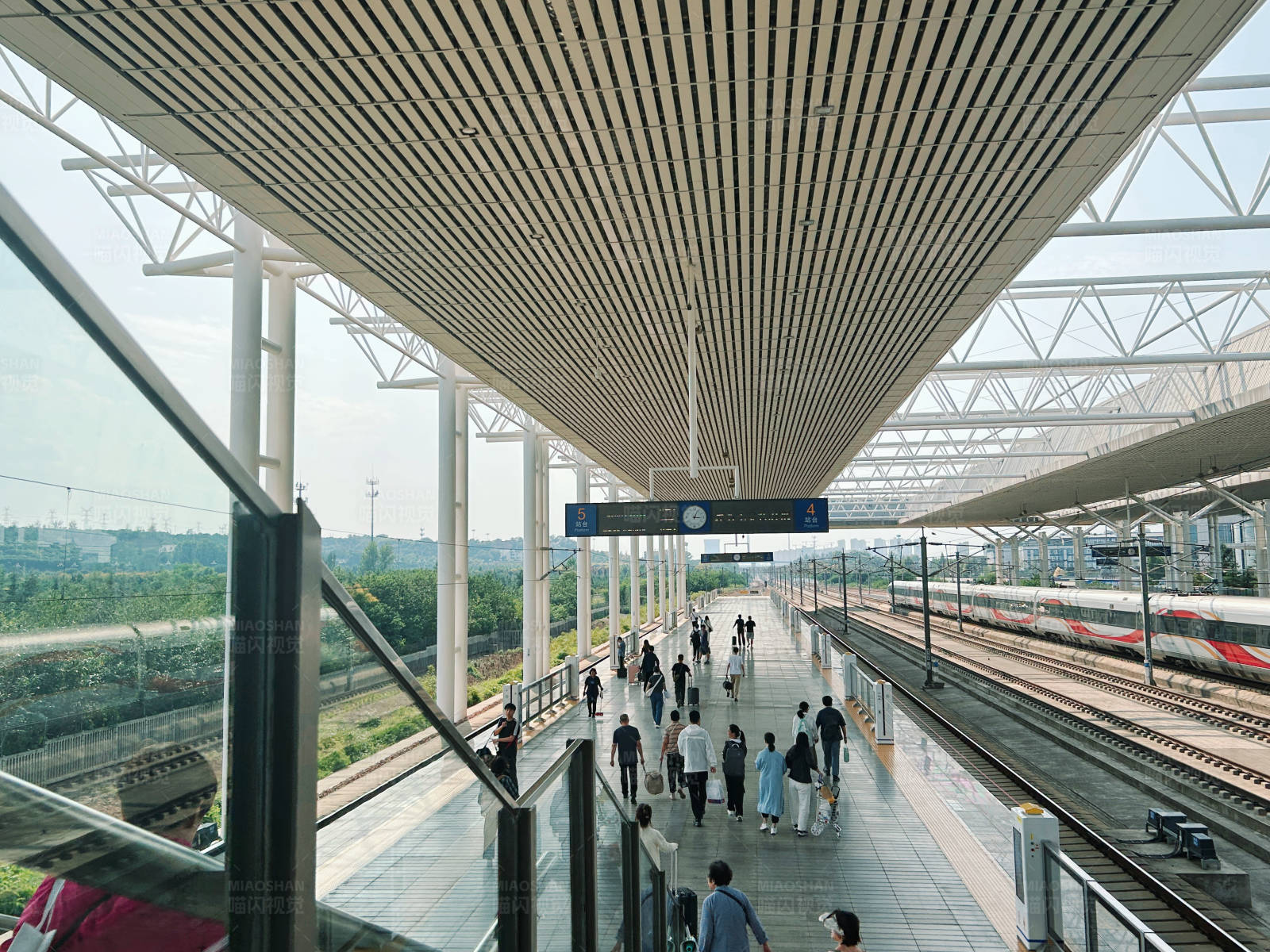 繁忙的高铁站台图片
