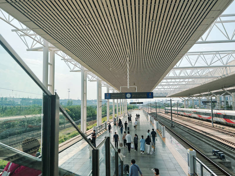 繁忙的高铁站台图片