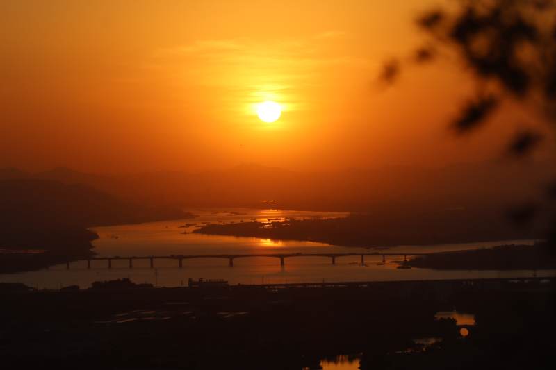 夕阳下的江桥美景图片