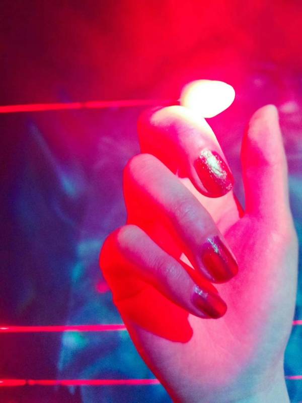 霓虹灯下手的特写图片