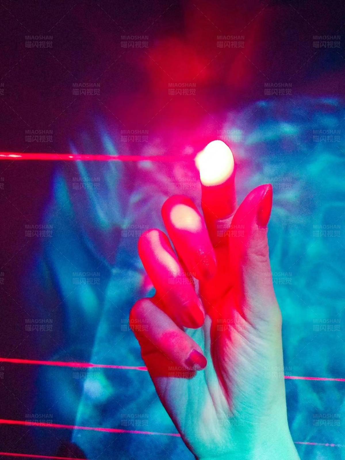 霓虹光影中的手指图片