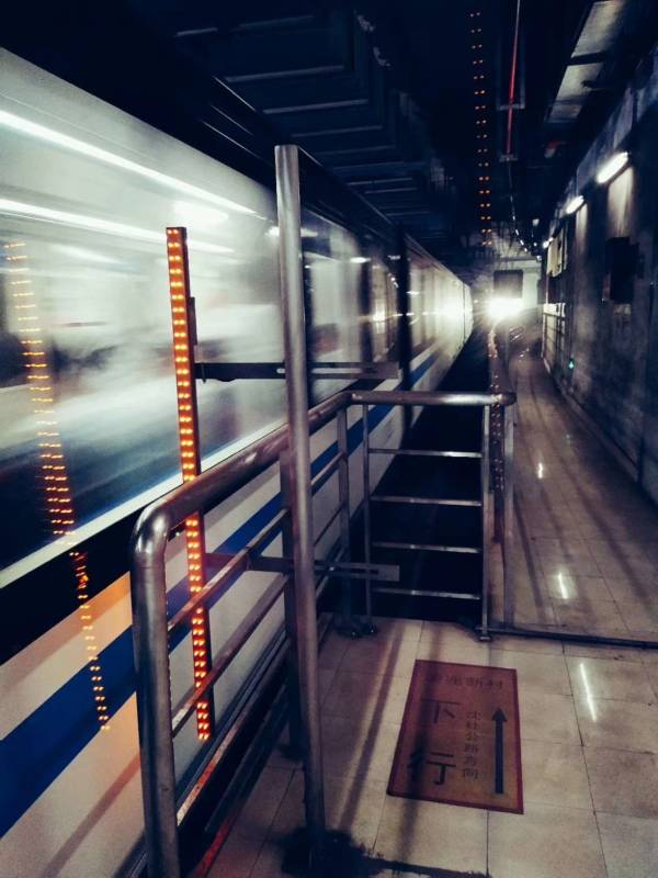 地铁站的夜间快车图片