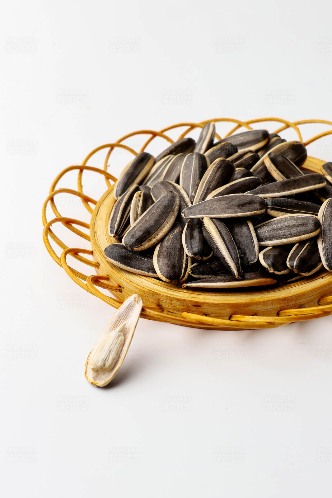 篮中葵花籽图片