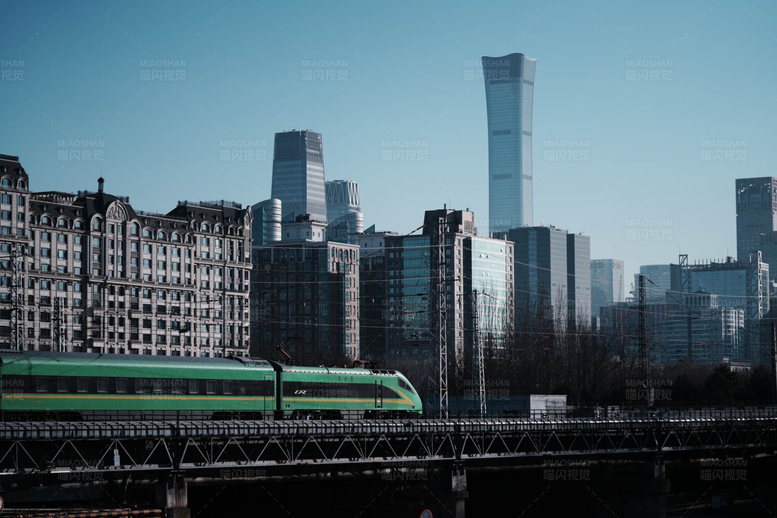 火车与“中国尊”的合影图片