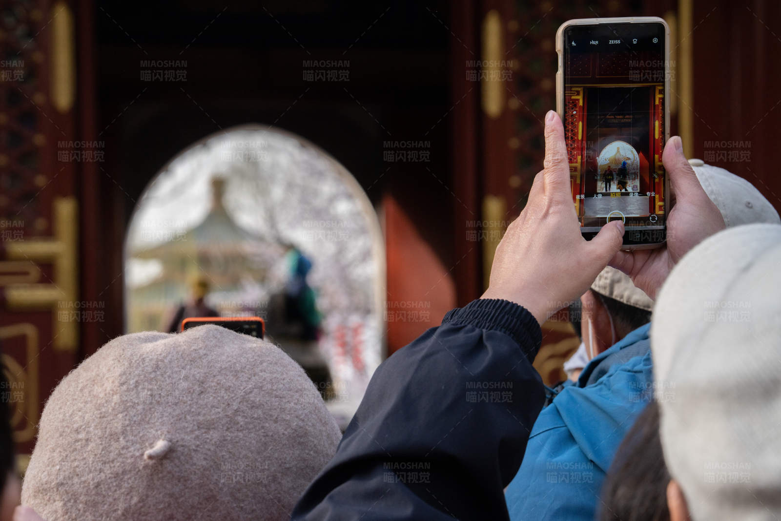 游客拍摄古建筑美景图片