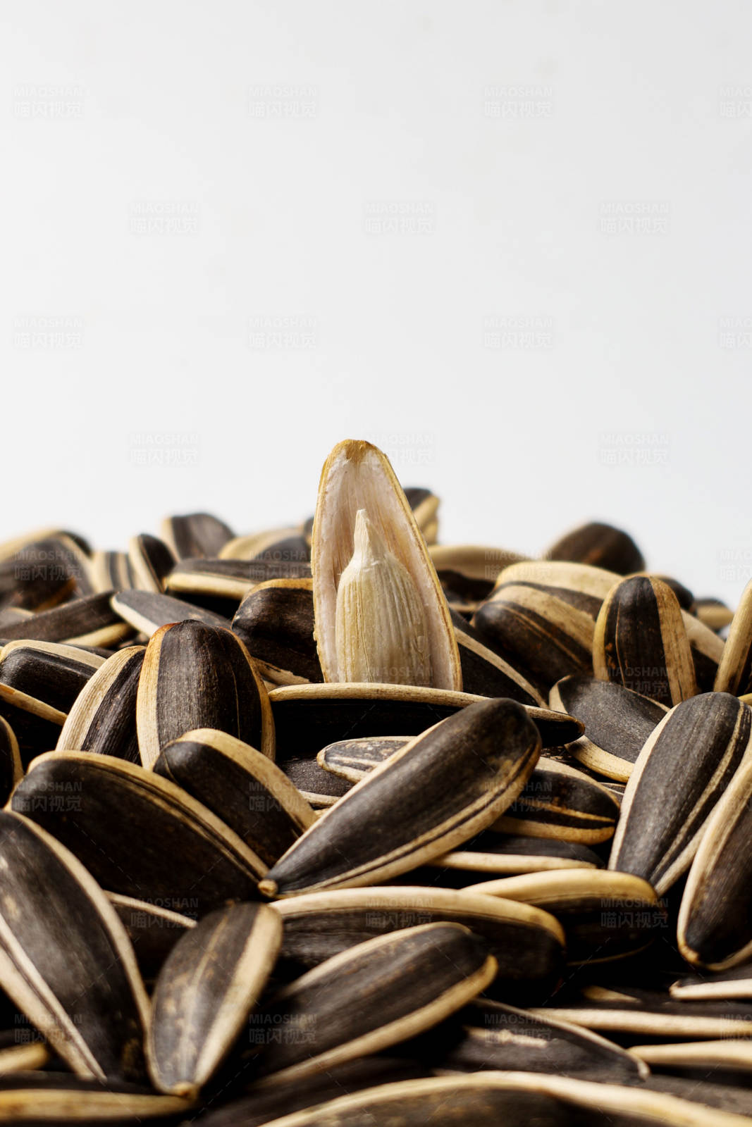 剥开的瓜子图片