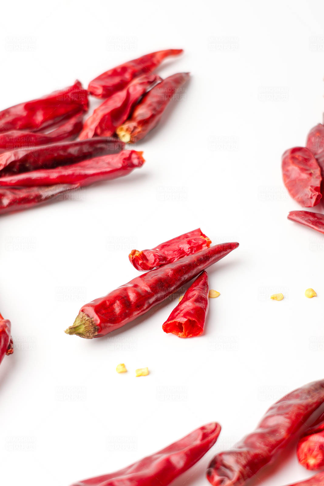 红辣椒散落白色背景图片