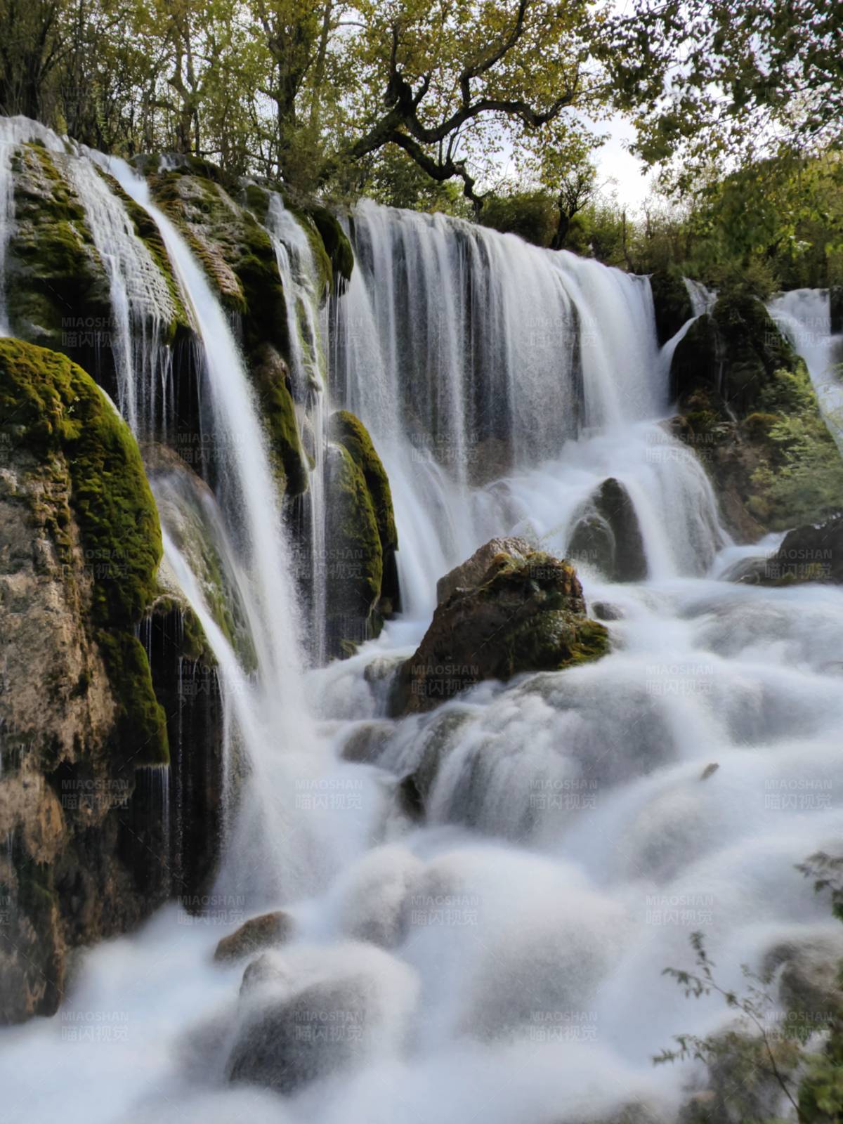 瀑布飞流直下 水雾弥漫图片