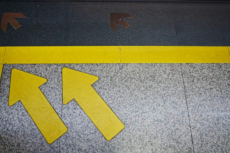 地面上的黄色箭头指示图片
