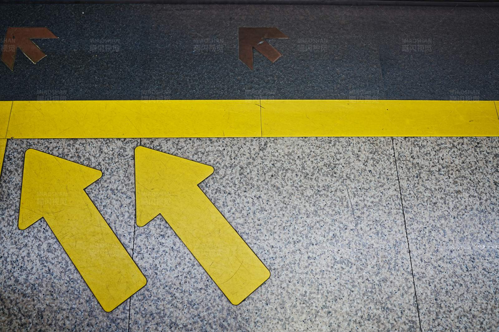 地面上的黄色箭头指示图片