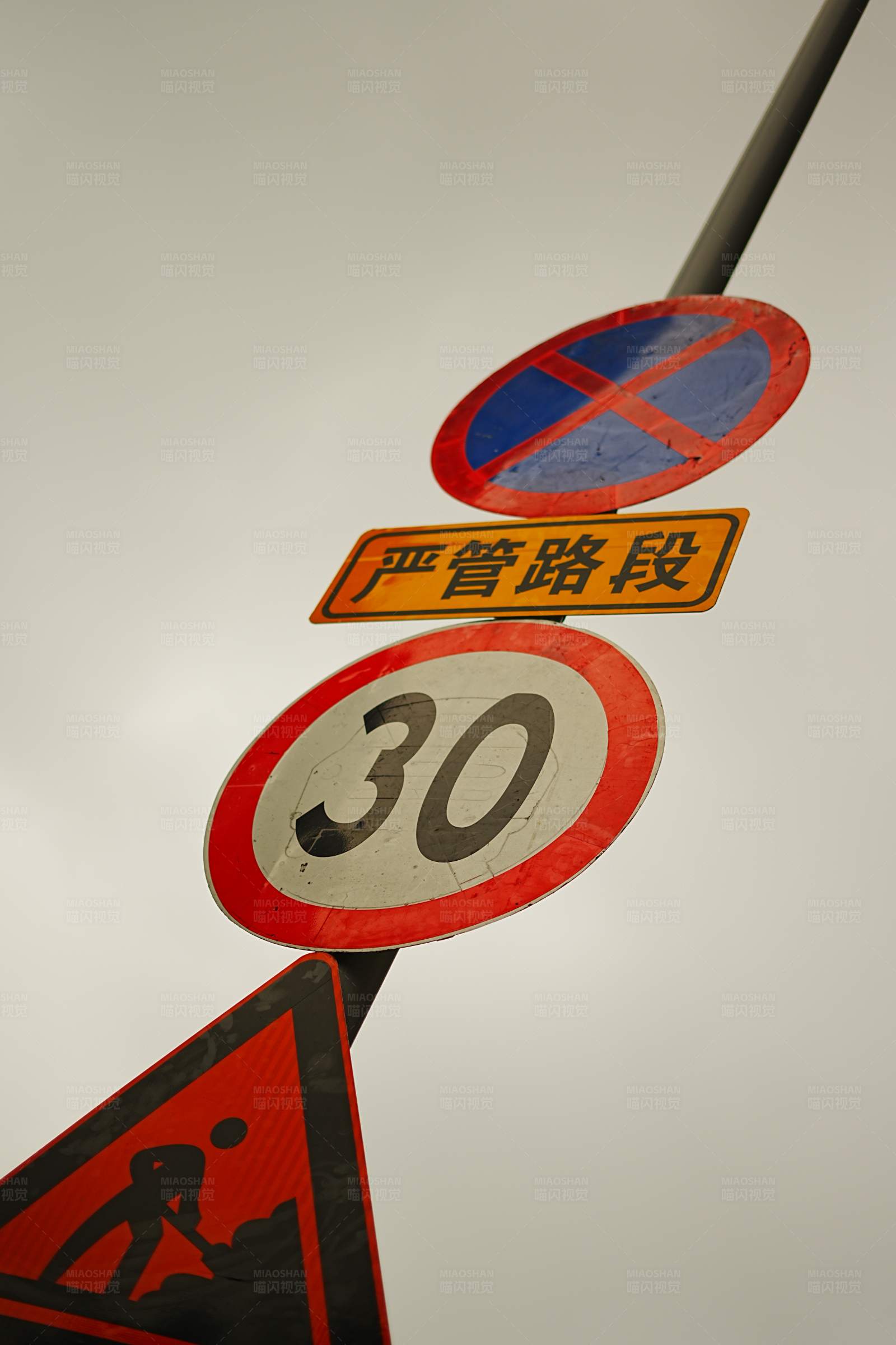 交通标志指示牌图片