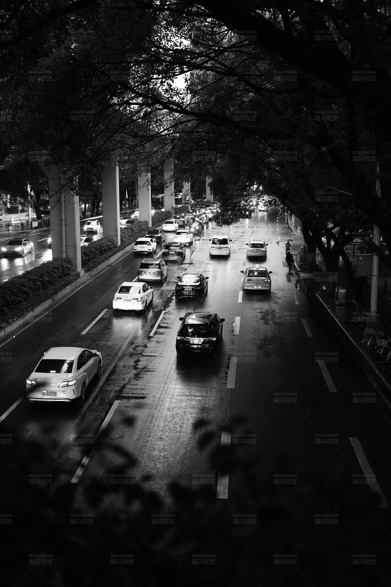 城市夜景中的繁忙街道图片