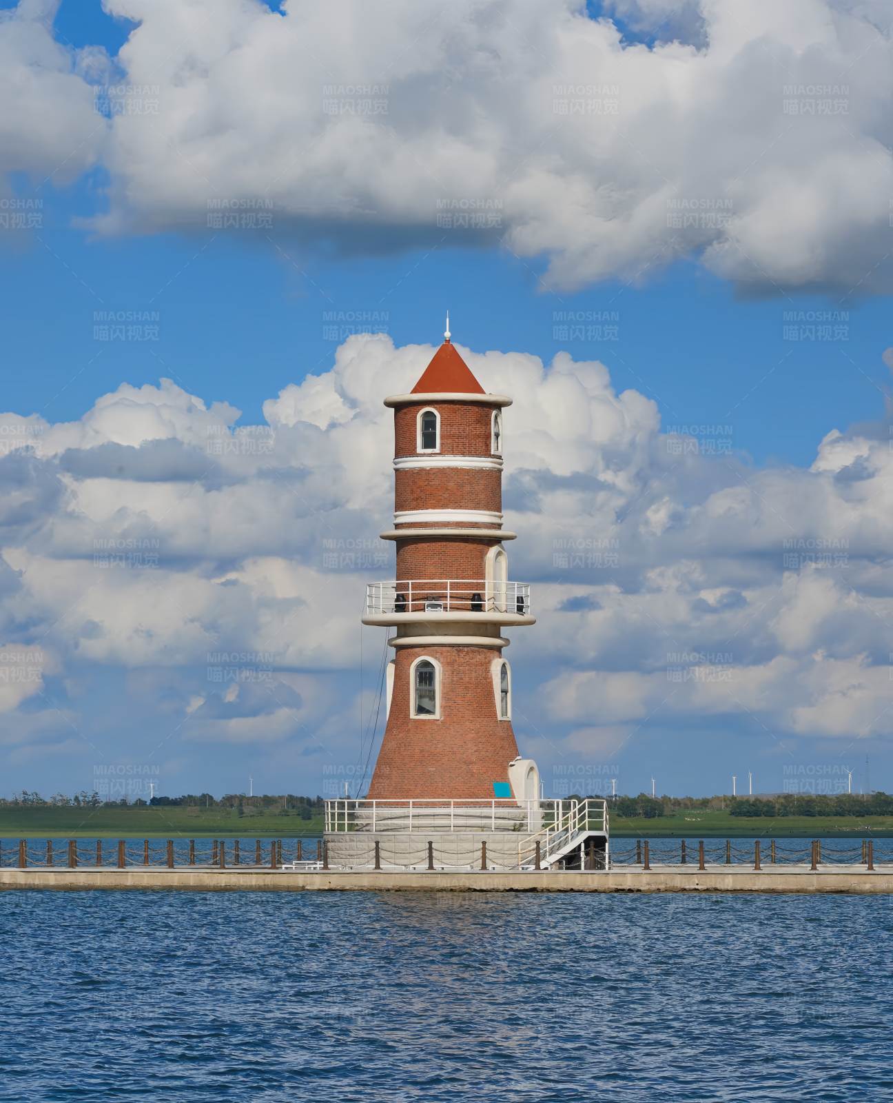 湖畔灯塔图片