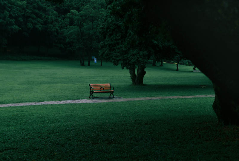 公园长椅夜景图片