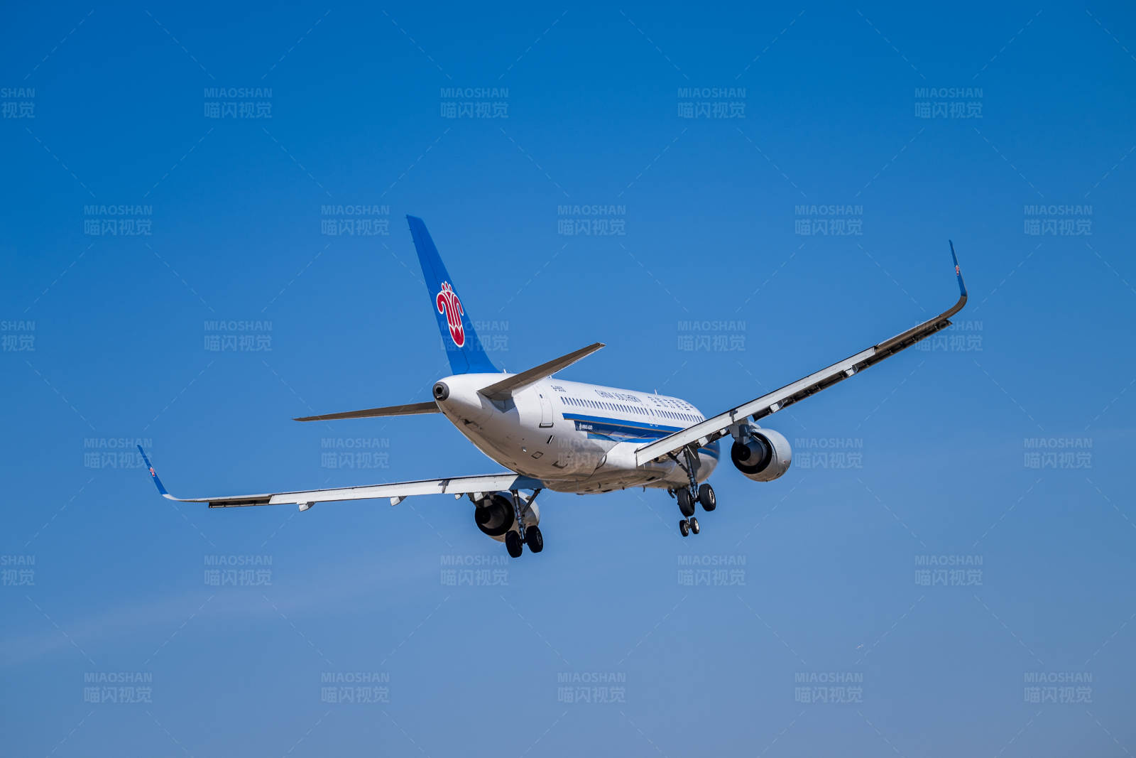 南航飞机蓝天翱翔图片