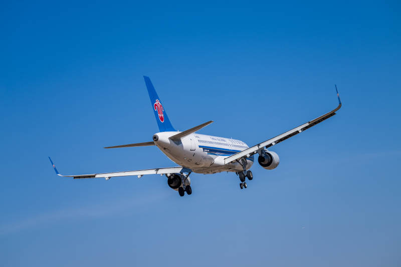 南航飞机蓝天翱翔图片