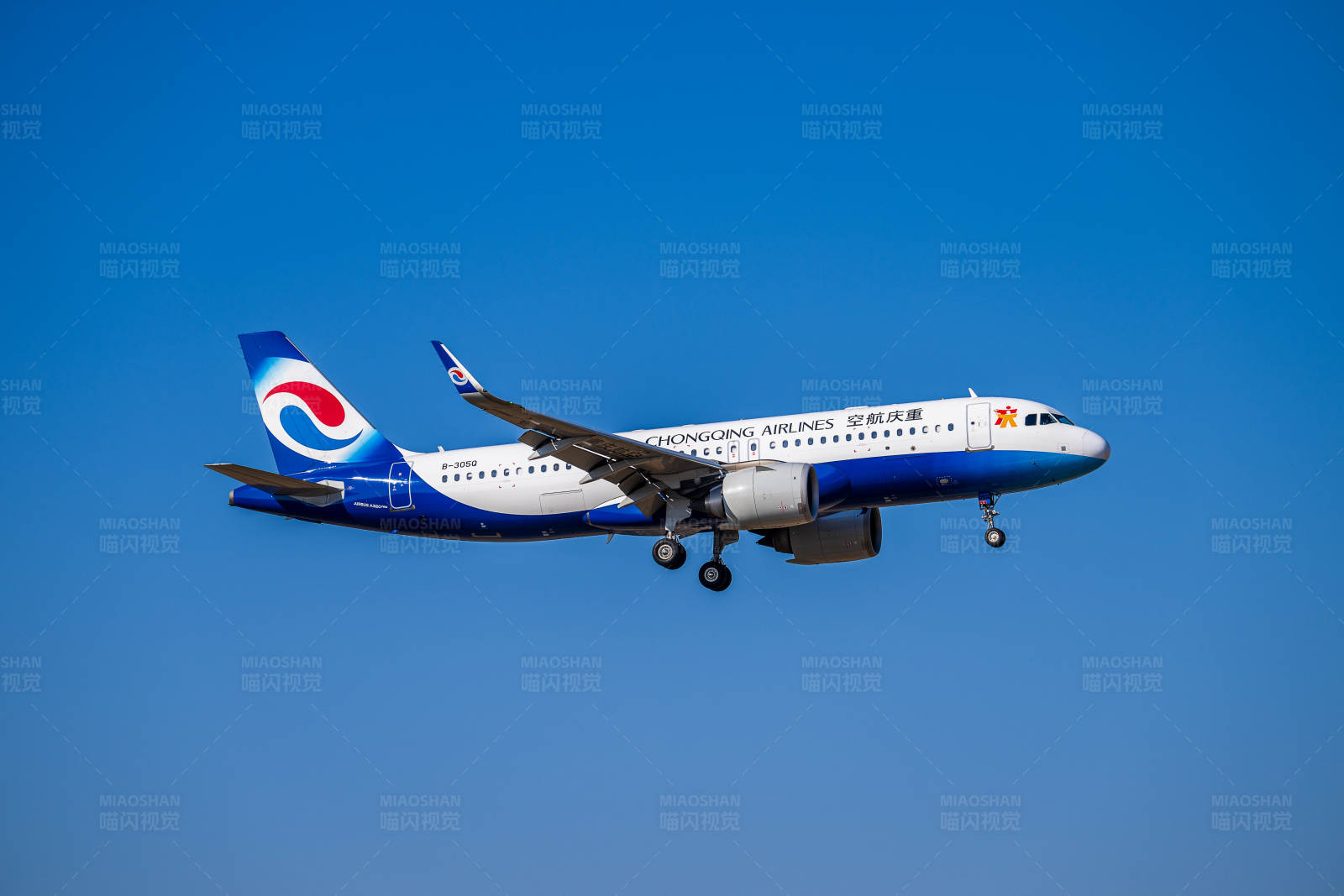 重庆航空飞机蓝天飞行图片