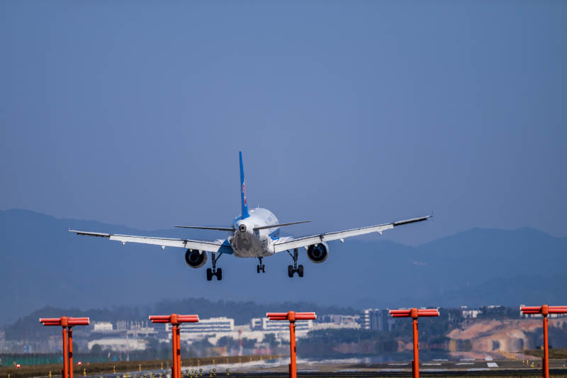 飞机降落瞬间图片