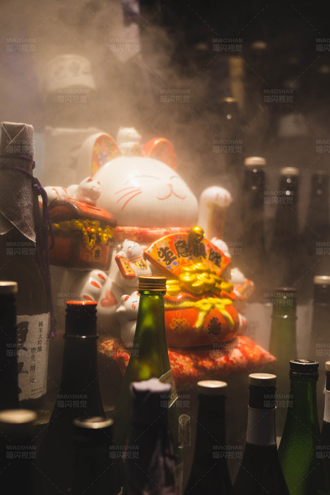 招财猫与酒瓶图片