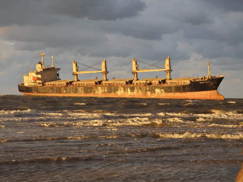 威海搁浅的货轮图片