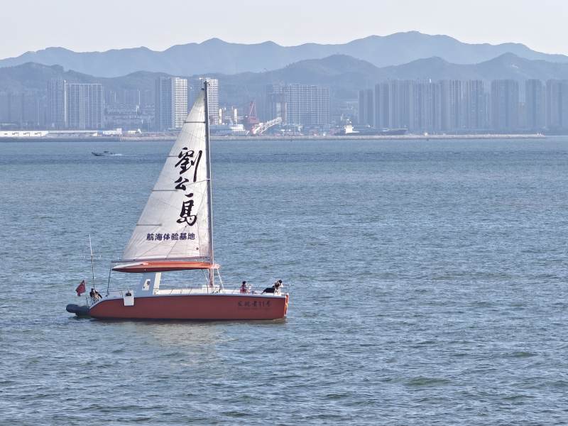 帆船在海面上航行图片