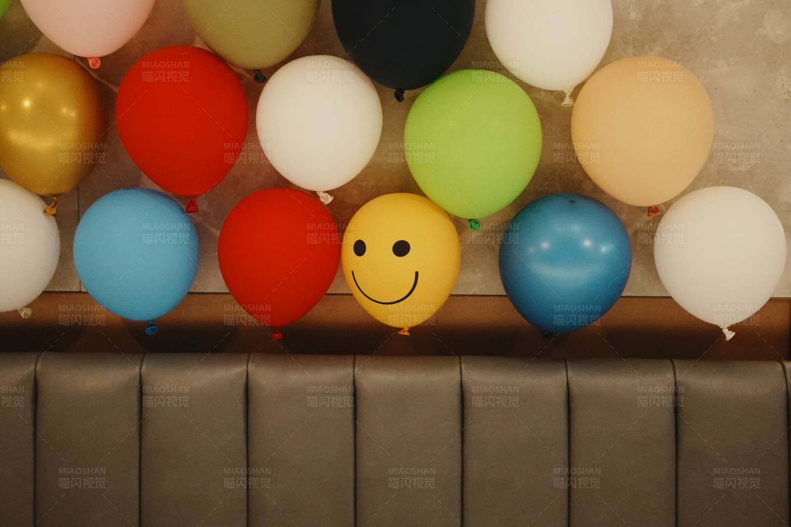 笑脸气球派对背景图片
