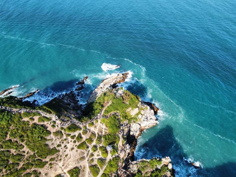 悬崖海岸线鸟瞰图图片