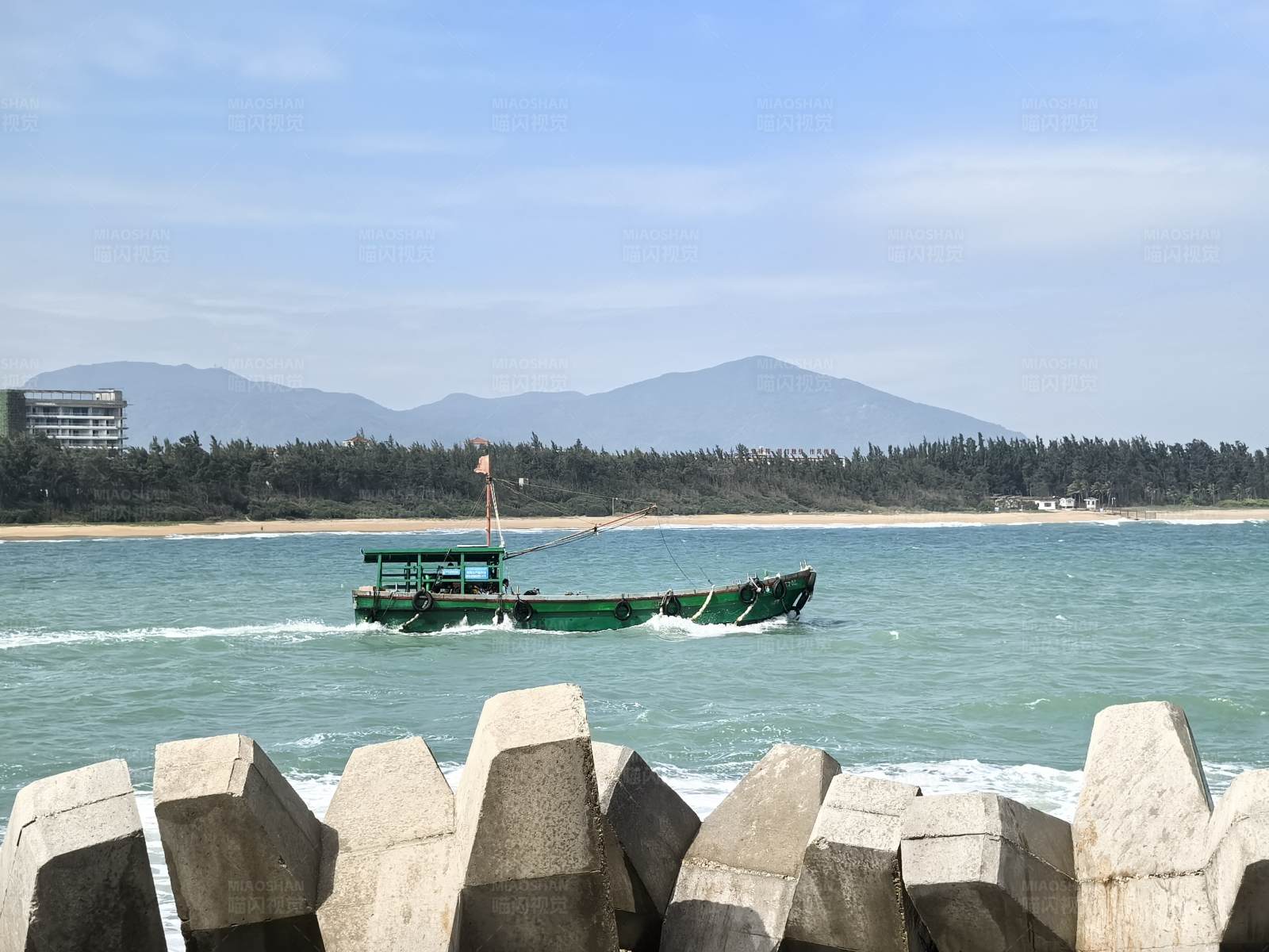 海上航行的船只图片