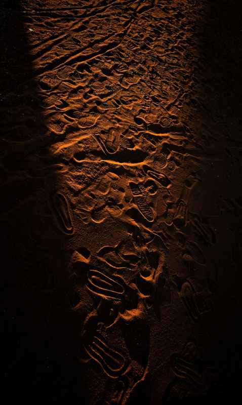 沙地足迹夜景图片