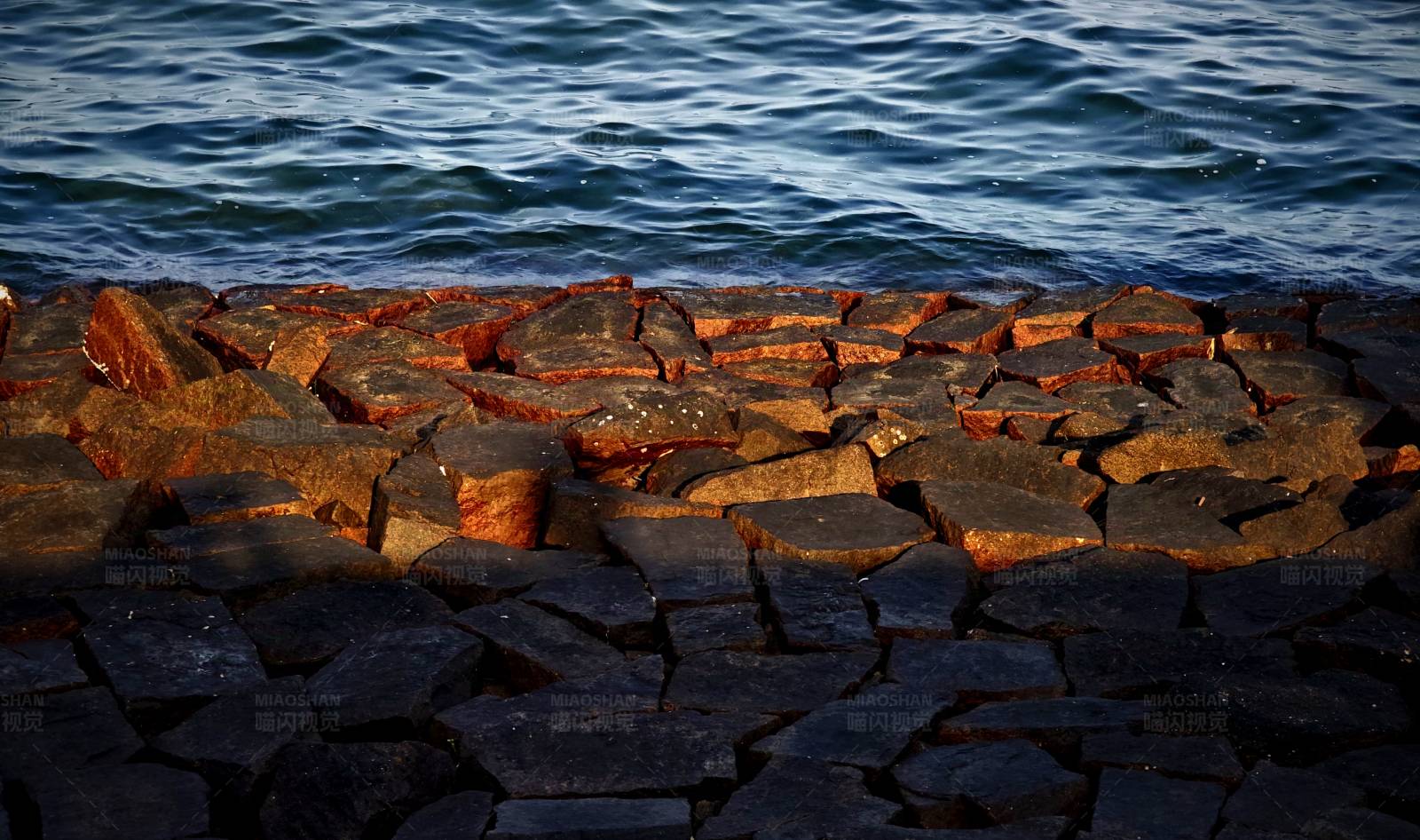 海边的石块与波浪图片