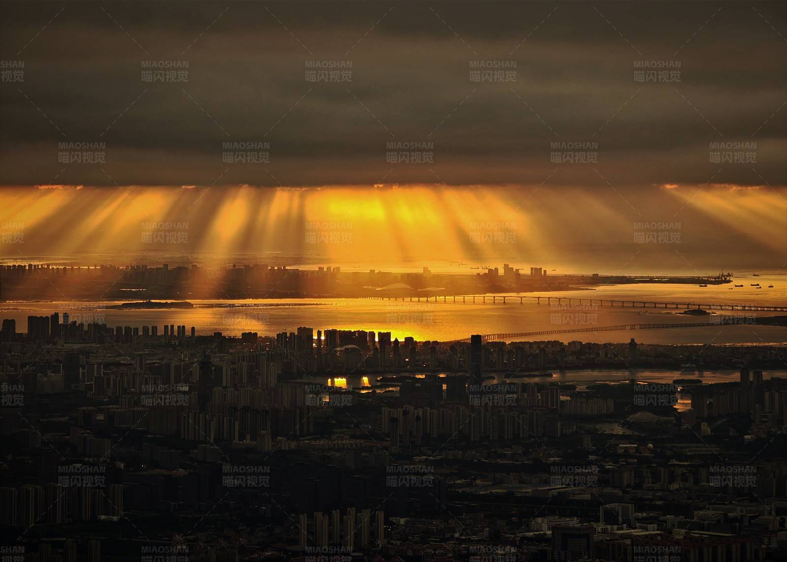 城市上空的金色光芒图片