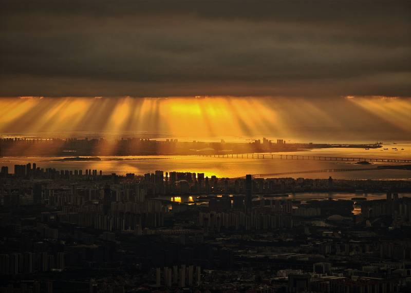 城市上空的金色光芒图片