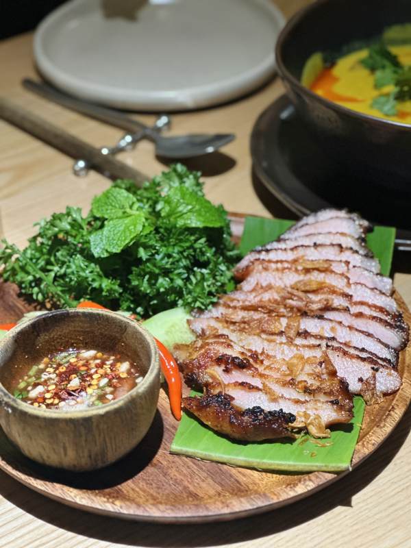 泰式烤肉配香草蘸酱图片