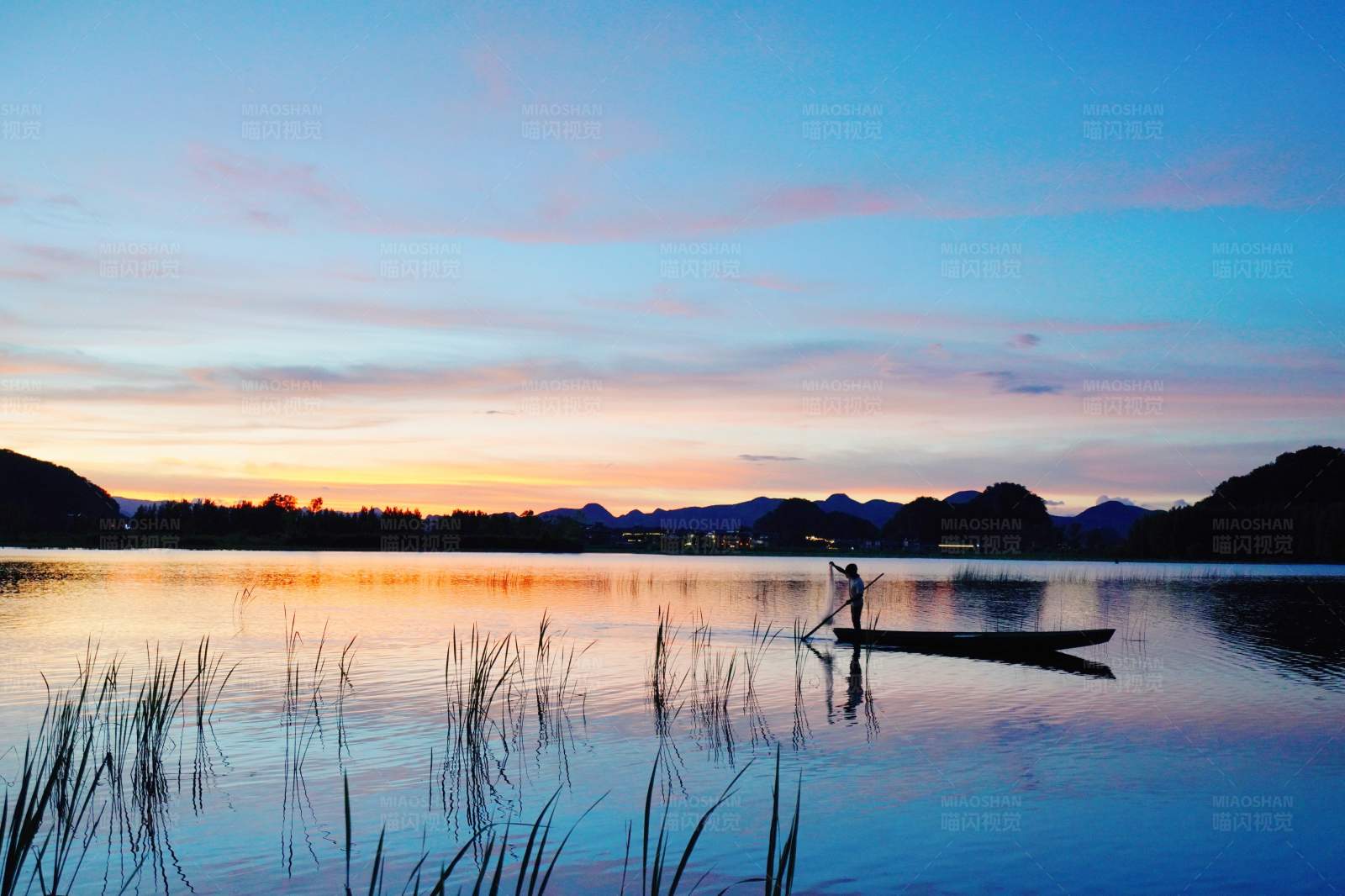 湖上划船的黄昏图片