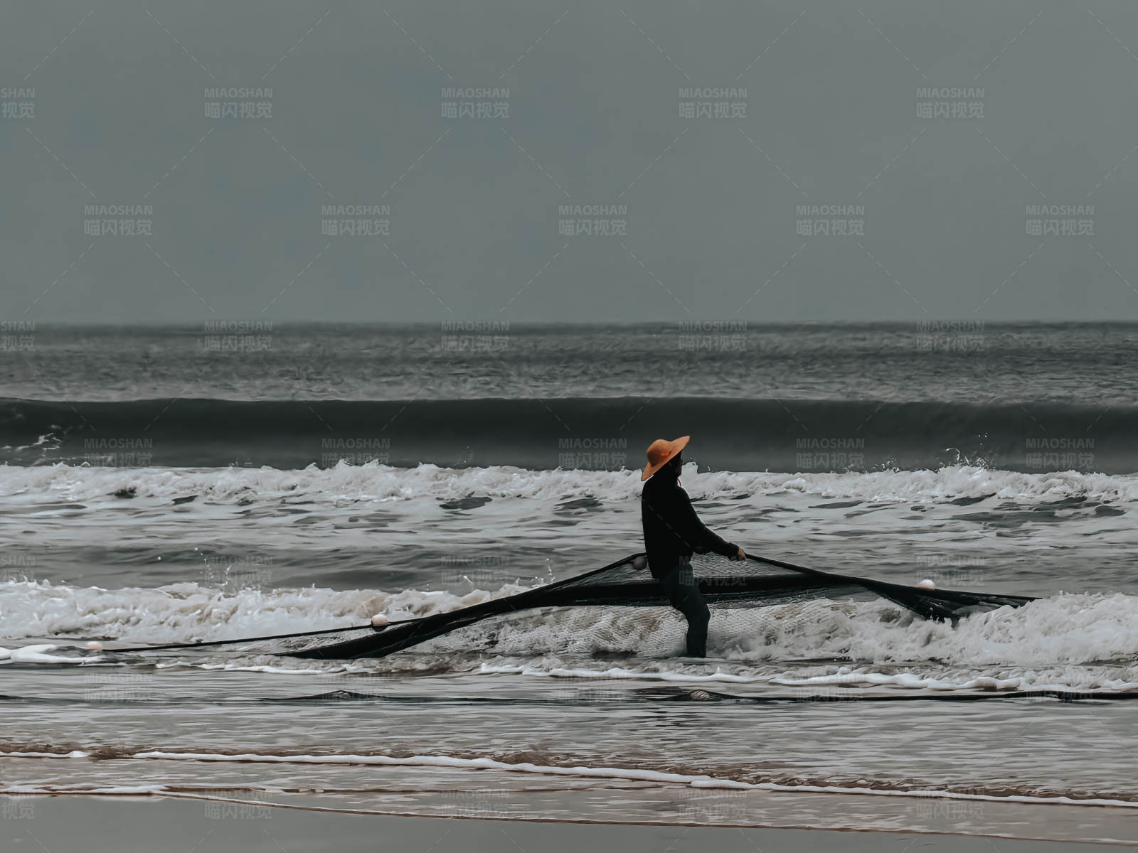海中拉网的渔夫图片