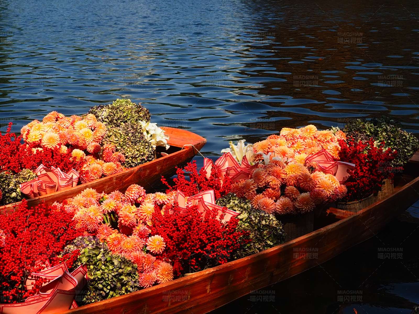 花船浮水 色彩斑斓图片