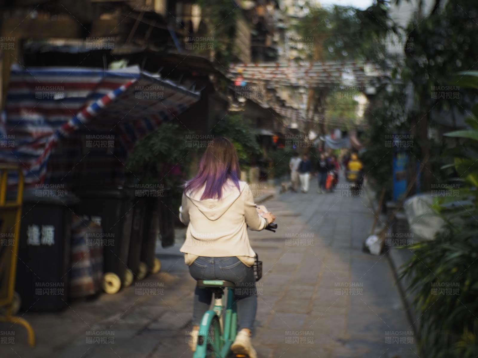 骑车穿巷图片