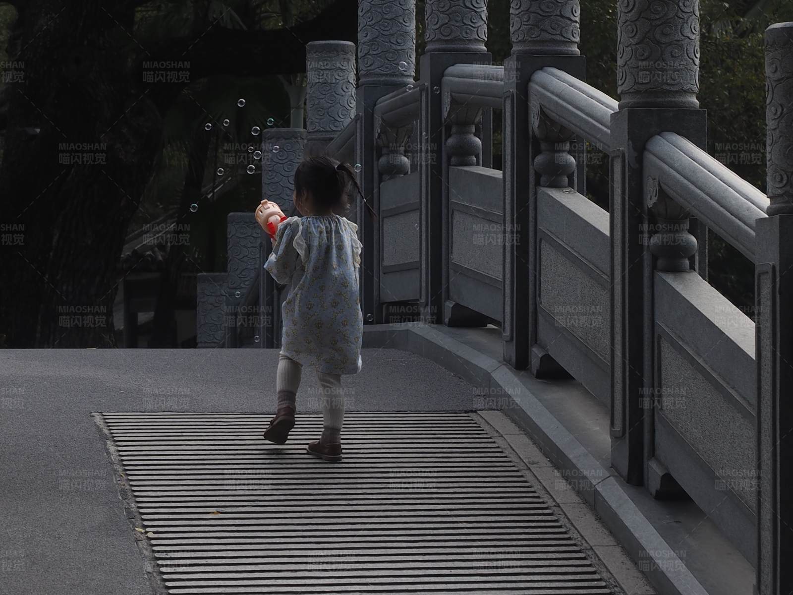 泡泡桥上的小女孩图片